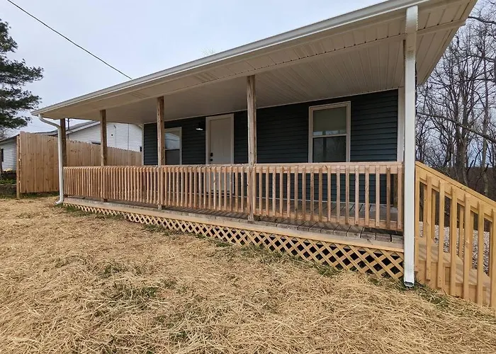Summerlee Suite - Beautiful Remodeled Farmhouse