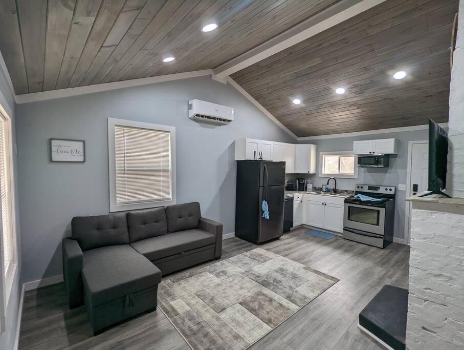 Summerlee - Beautiful Remodeled Oak Hill